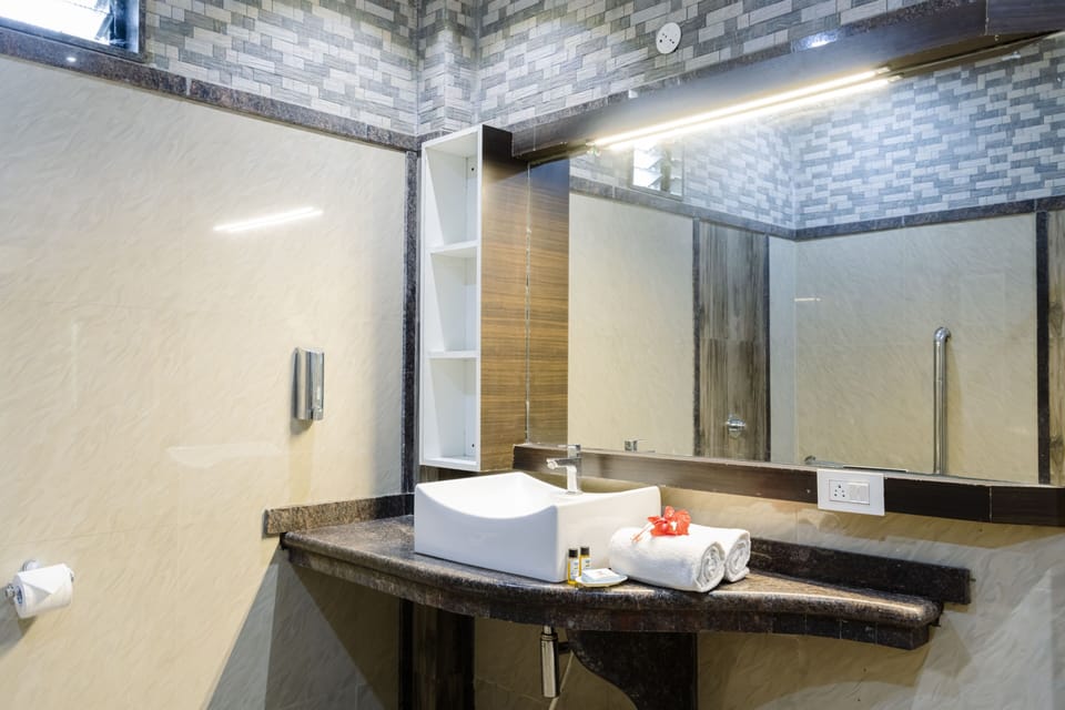 Superior Room | Bathroom | Shower, rainfall showerhead, free toiletries, towels
