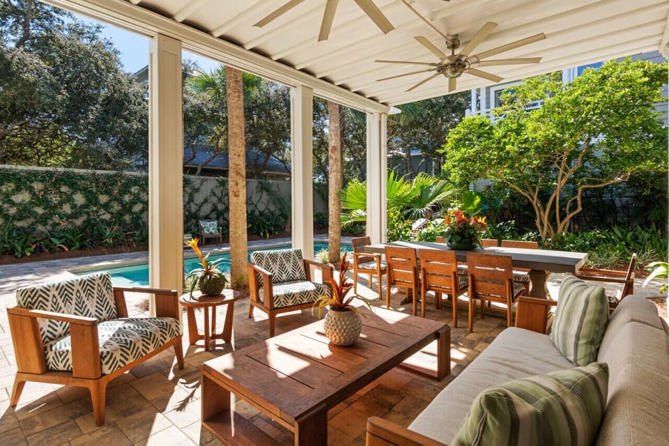 Big Palm Little Palm Private pool and lush backyard for entertaining