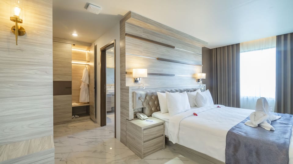 Suite, 1 Double Bed, Non Smoking | In-room safe, desk, free WiFi, bed sheets