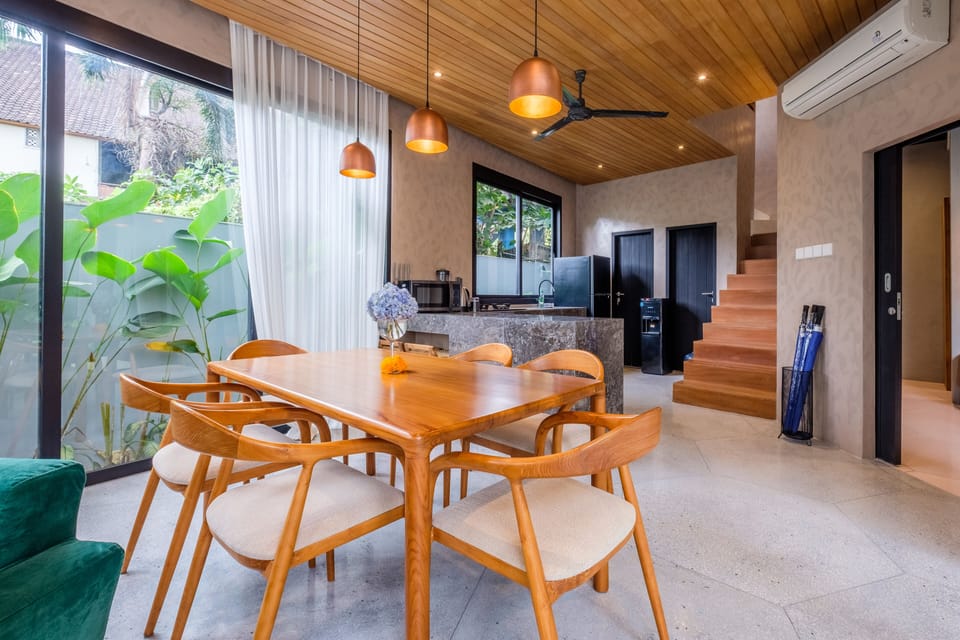 Deluxe Villa | Dining room