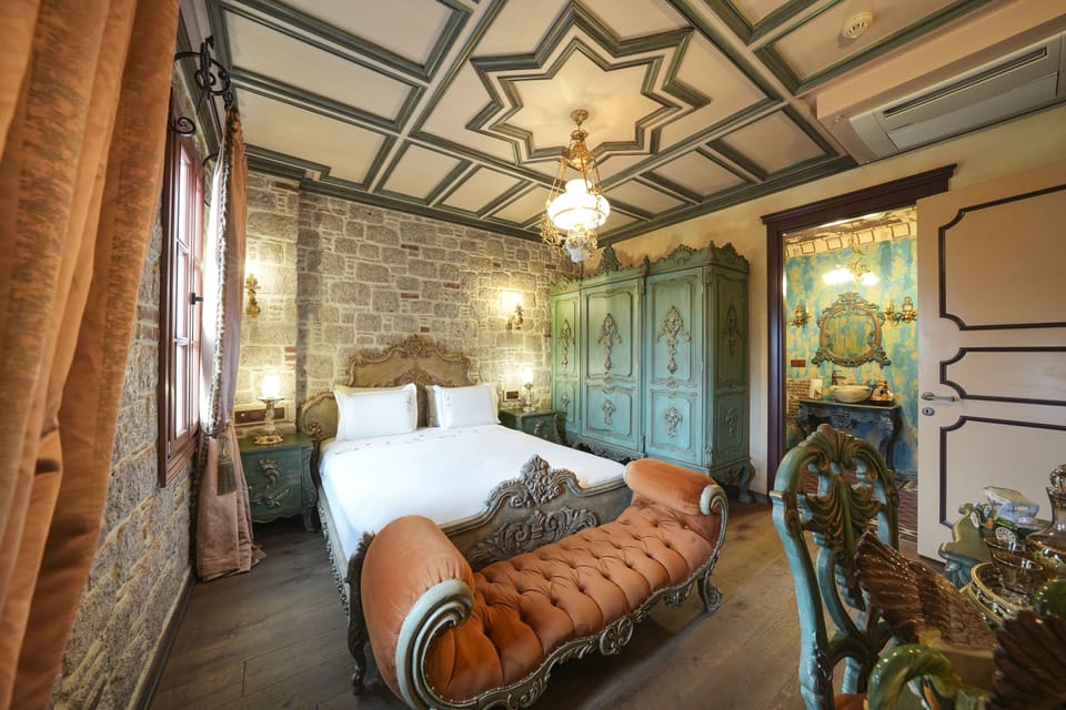 Design Suite | Premium bedding, free minibar items, individually decorated