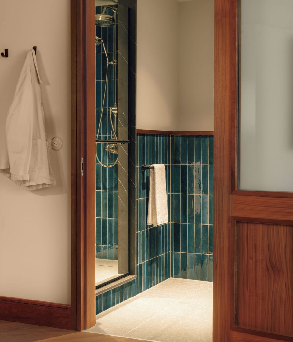 Shower, rainfall showerhead, free toiletries, hair dryer