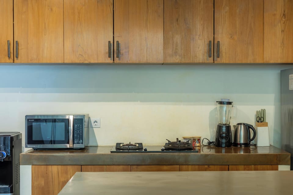Classic Villa | Private kitchen | Fridge, stovetop, electric kettle, toaster