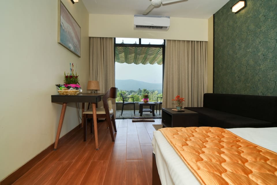 Club Room | Balcony