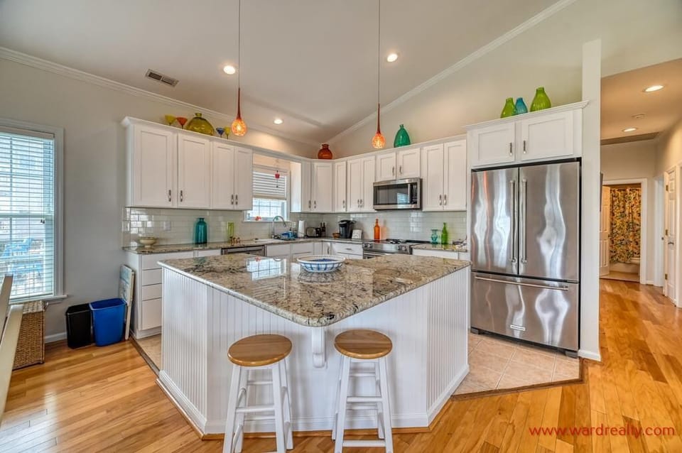 Kitchen with Eat-in Seating