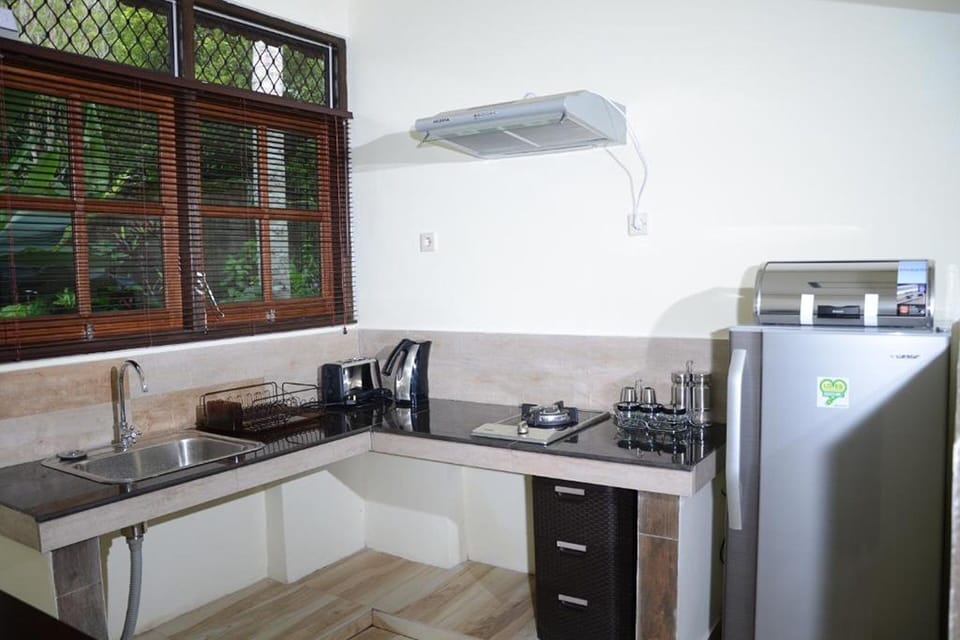 Deluxe Triple Room, 2 Bedrooms | Private kitchen | Electric kettle