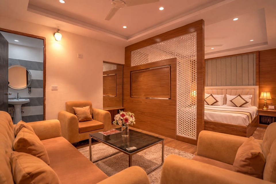 Executive Suite | Living area | 32-inch LED TV with cable channels, fireplace, computer monitors