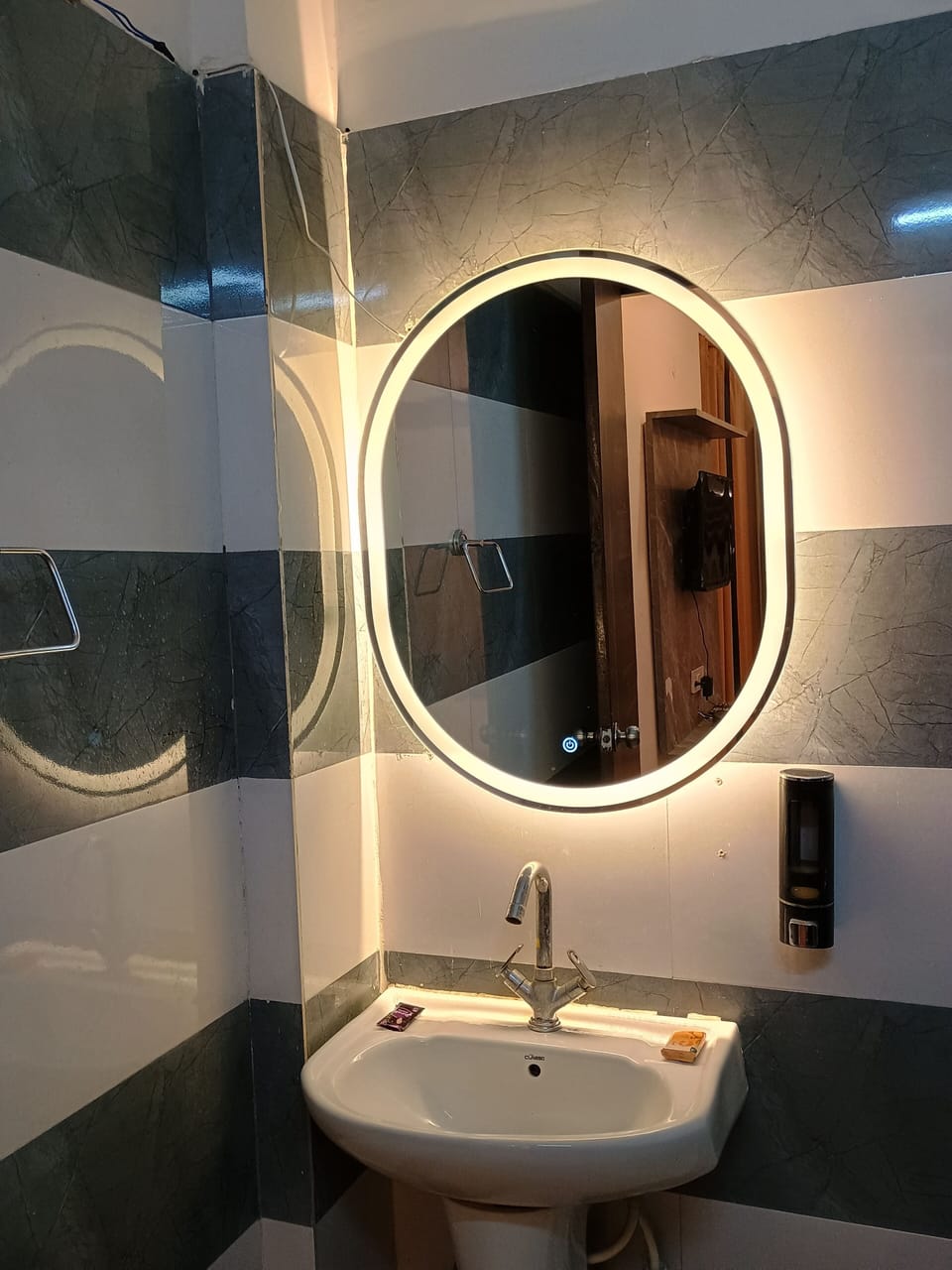 Executive Double Room | Bathroom | Shower, rainfall showerhead, free toiletries, hair dryer