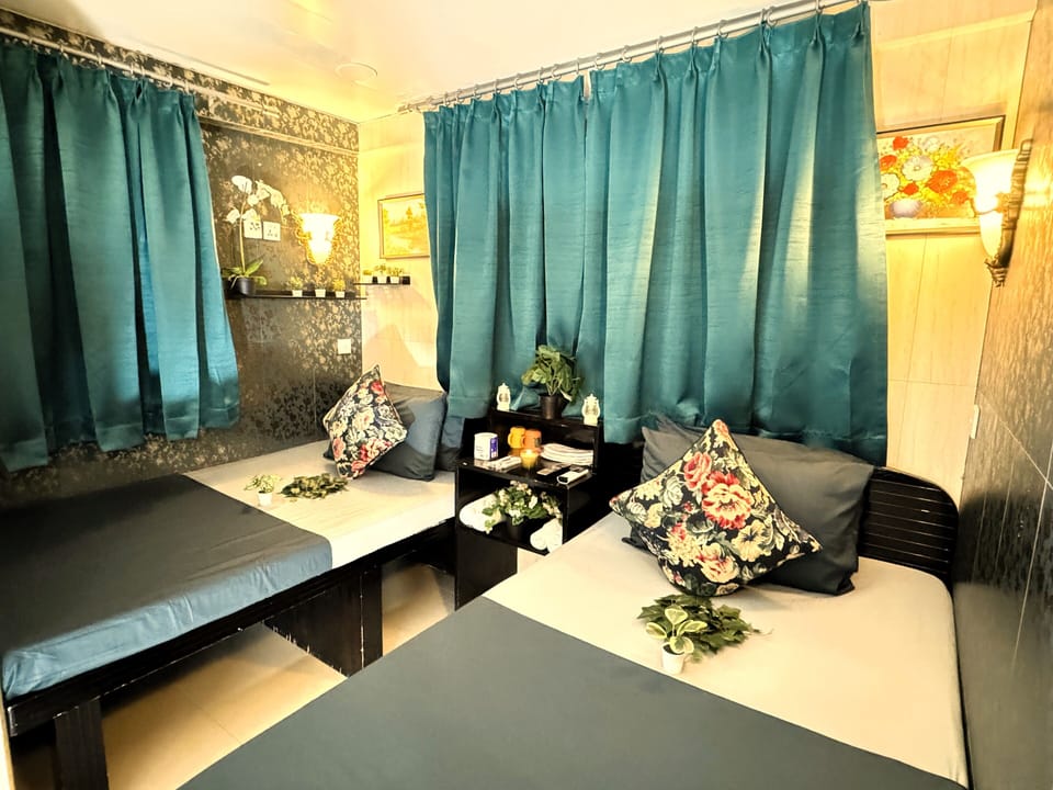 Standard Quadruple Room | In-room safe, desk, WiFi (free)