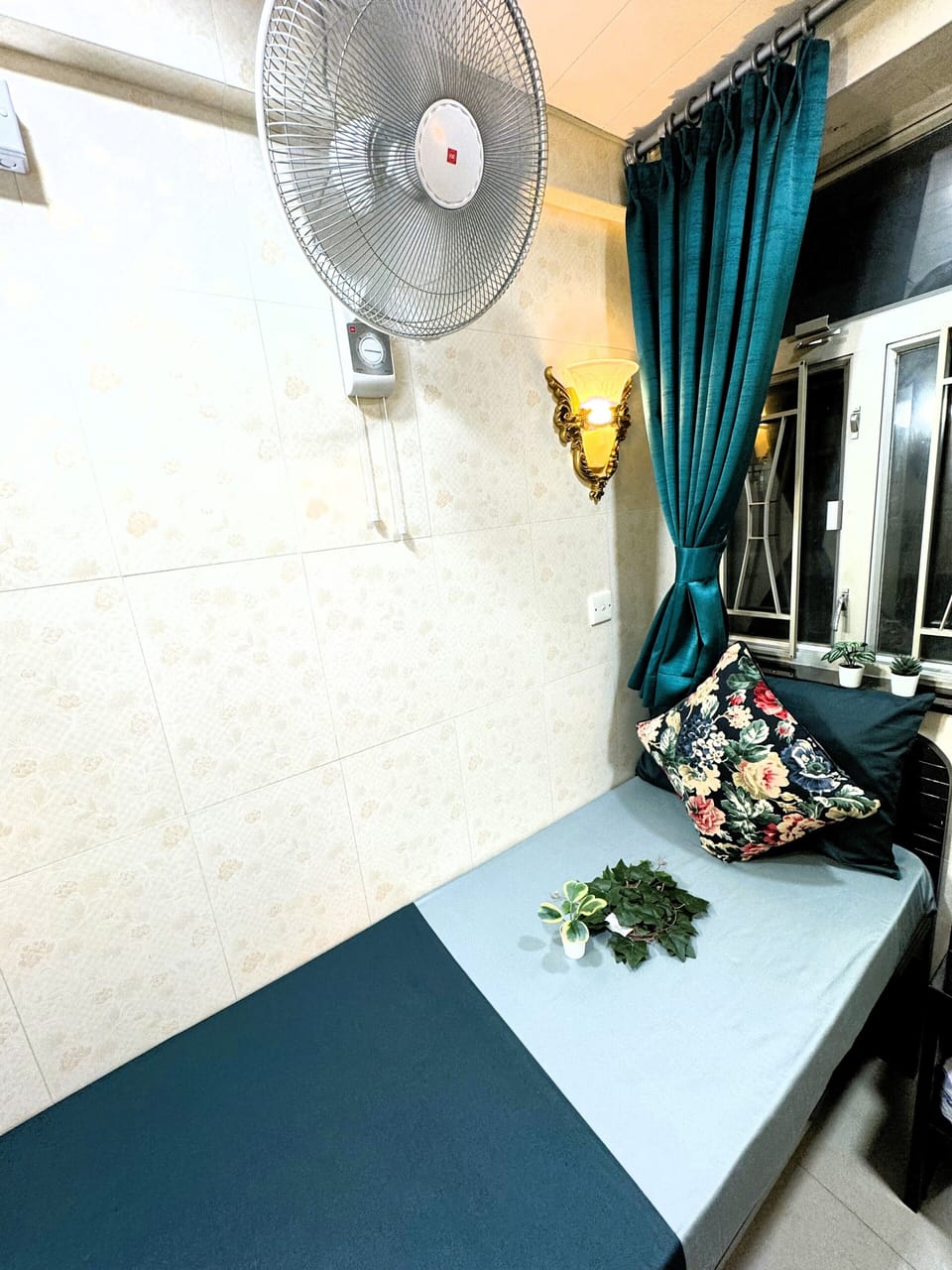 Standard Single Room | In-room safe, desk, WiFi (free)