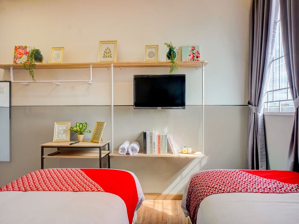 Deluxe Twin Room | Desk, laptop workspace, WiFi (free), bed sheets