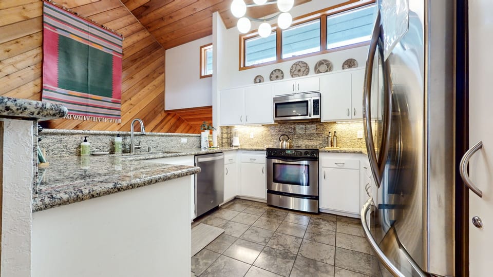 Condo, 3 Bedrooms | Private kitchen | Fridge, oven, coffee/tea maker, toaster