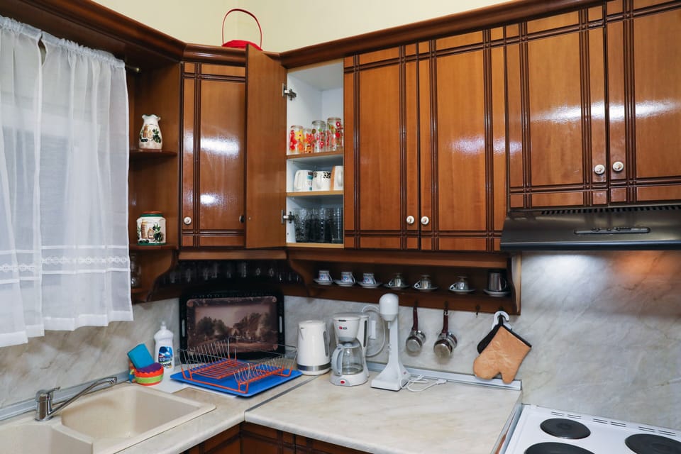 City Apartment | Private kitchen | Full-size fridge, oven, stovetop, electric kettle