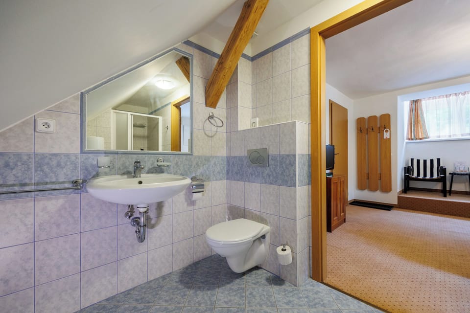 Standard Double Room | Bathroom | Shower, towels