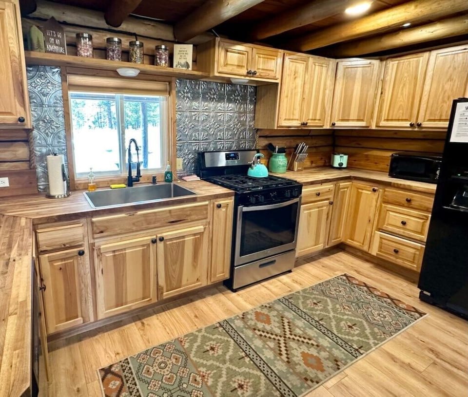 Full kitchen image 1