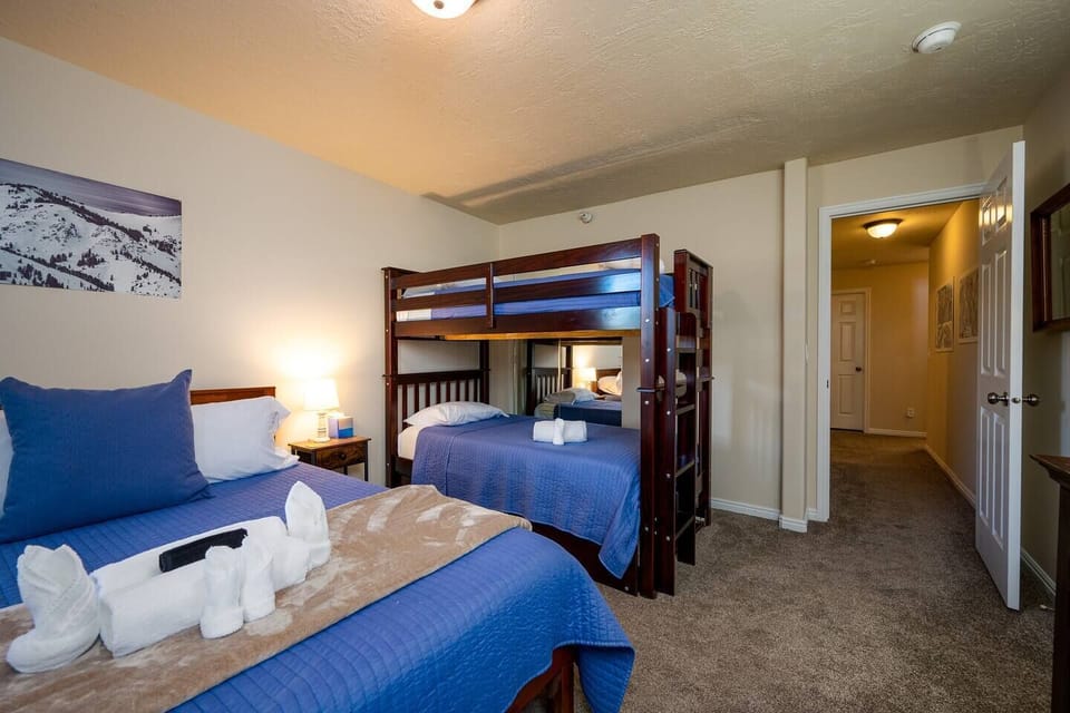 Under the bunk bed there is a trundle for 1 more person.