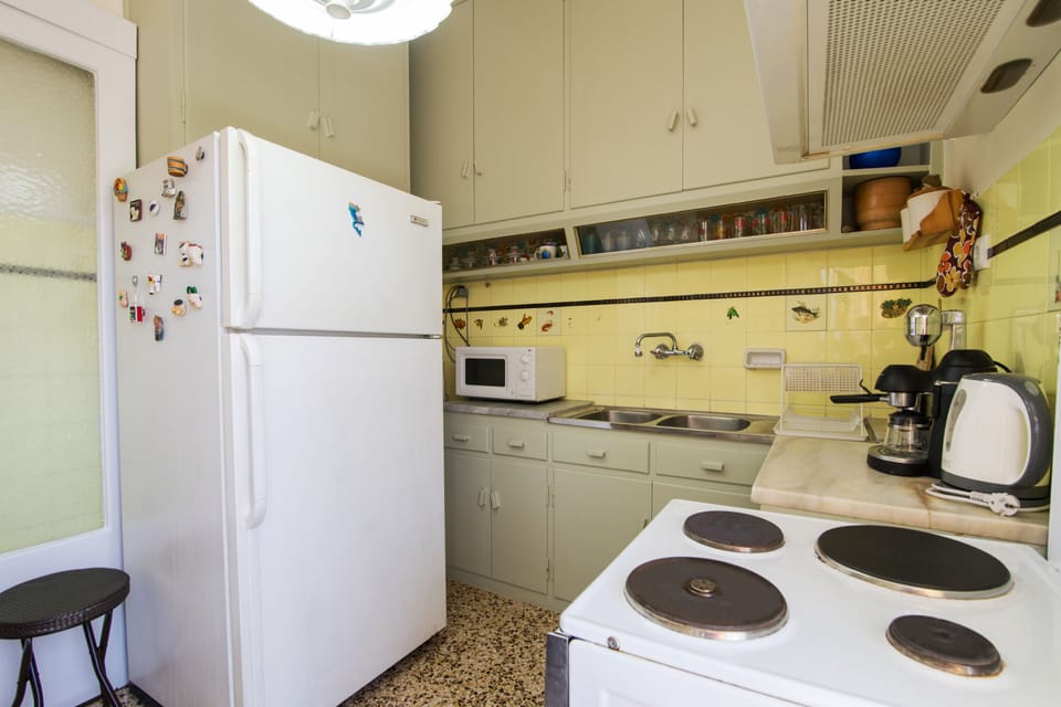 City Apartment | Private kitchen | Oven, stovetop, electric kettle, toaster