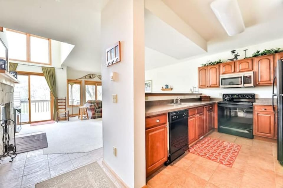 Fully Equipped Kitchen Dishwasher, Oven, Microwave