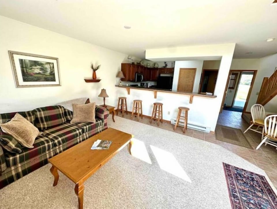 Spacious Livingroom Wood Burning Fire Privat Patio access Open Kitchen 