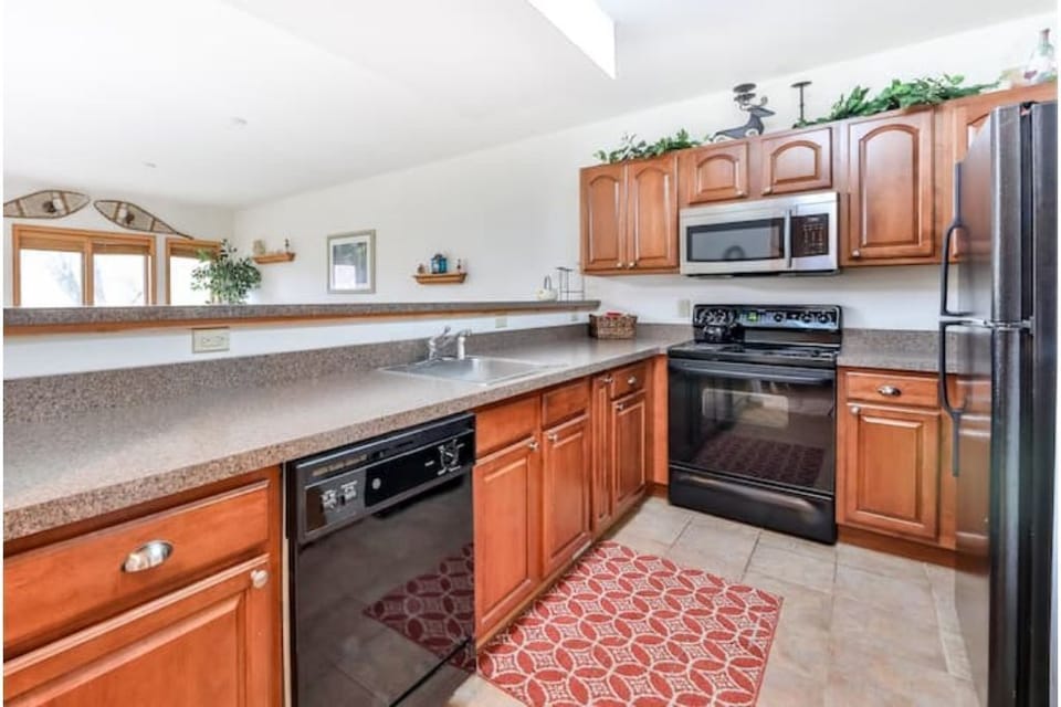 Fully Equipped Kitchen Dishwasher, Oven, Microwave