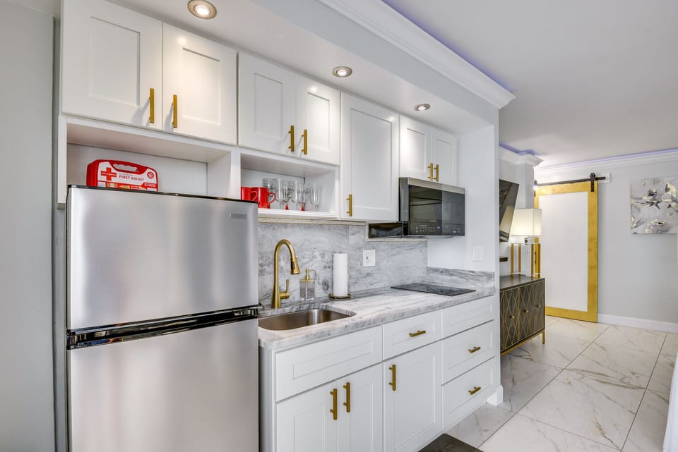Kitchenette | Microwave | Hot Plate | Refrigerator | Dishware/Flatware