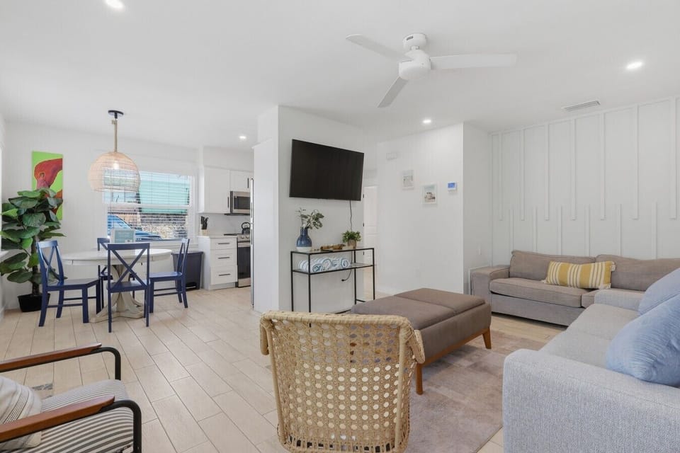spacious, open living area w/ pull out sofabed