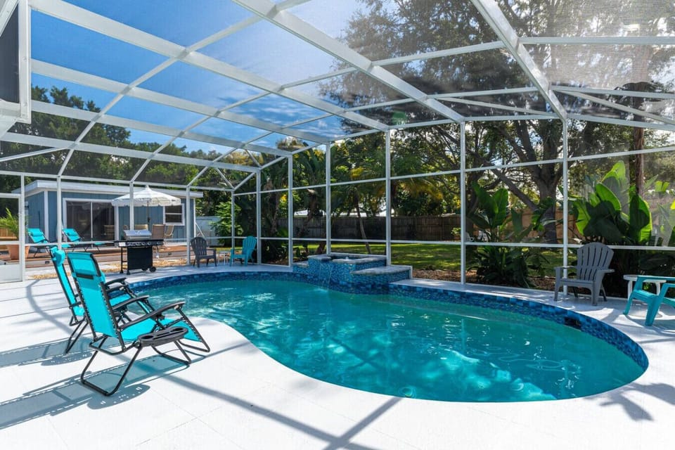 Heated pool, screened in patio