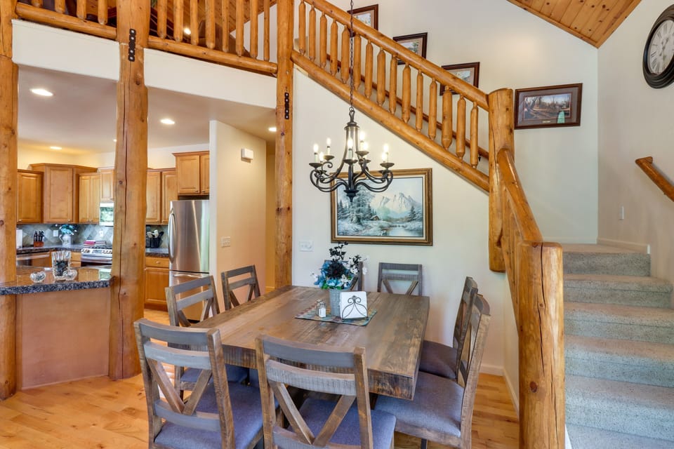 Dining Area | Dishware/Flatware Provided