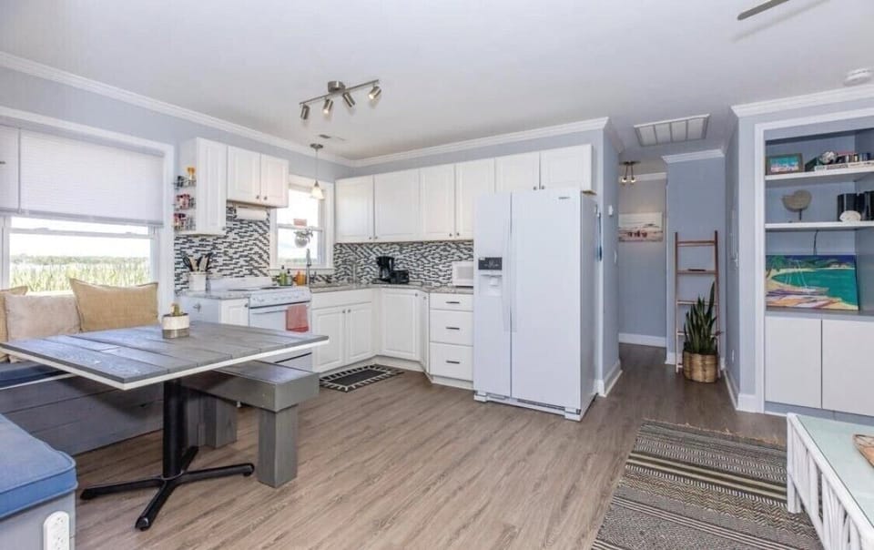 Kitchen with ample storage and well equipped for all your needs. 