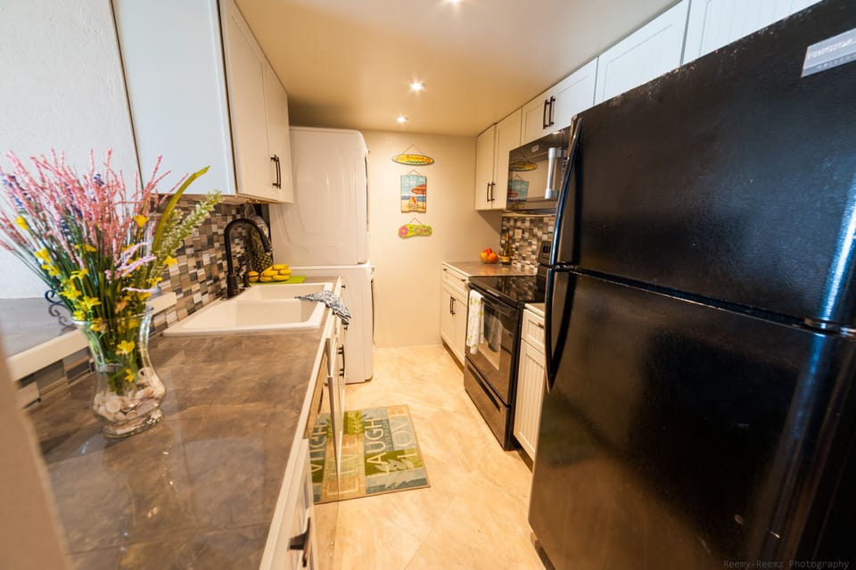 Basic Condo | Private kitchen | Full-size fridge, microwave, oven, stovetop