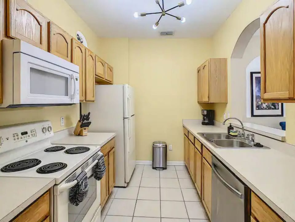 Full kitchen