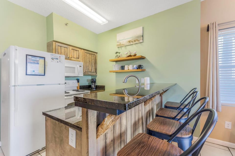 Seating for four at the kitchen bar