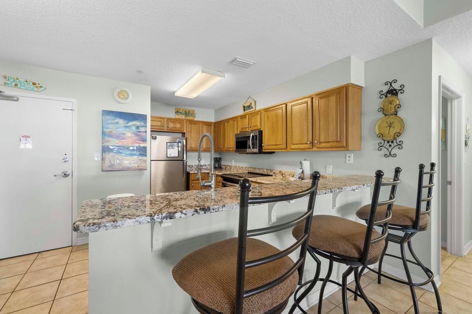 Eat-in kitchen bar seating