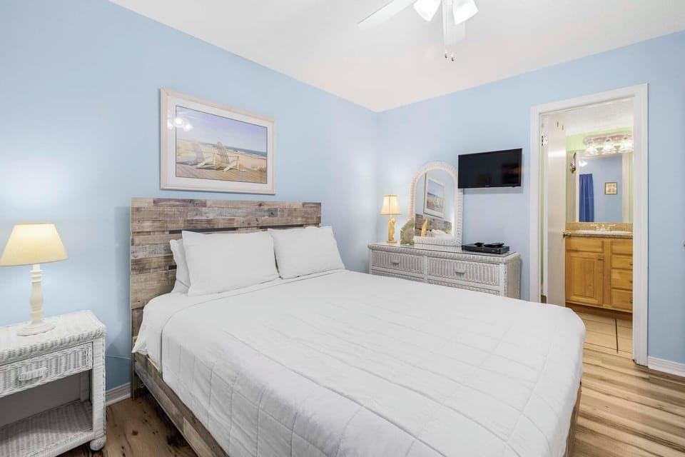 Bedroom with flat-screen TV