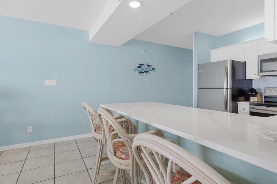 Eat-in kitchen bar seating