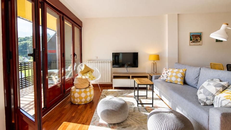 Communal lounge/ TV room,Balcony/Terrace,Living room