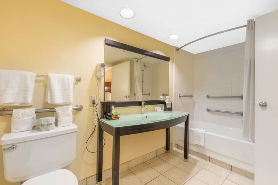 Combined shower/tub, deep soaking tub, eco-friendly toiletries