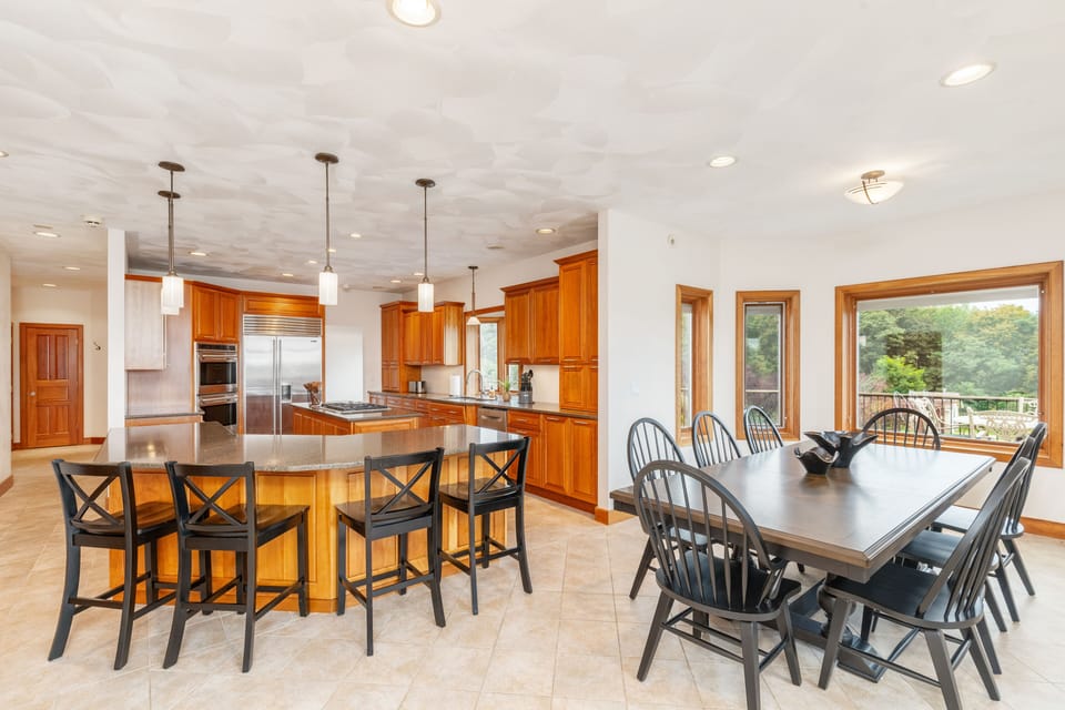 Kitchen and breakfast area 