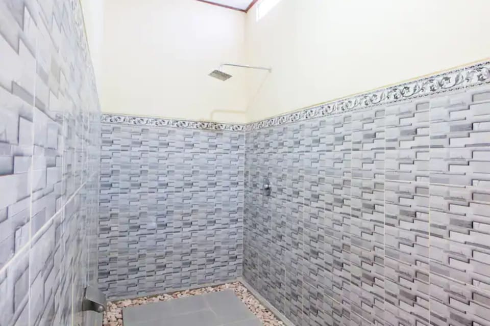 Deluxe Room | Bathroom | Shower, rainfall showerhead