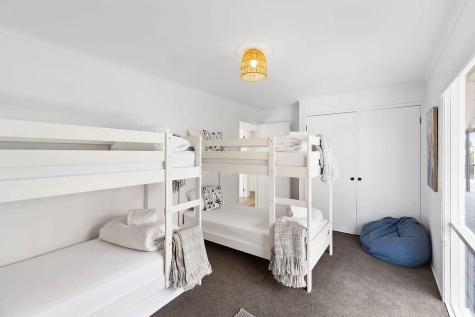 Bedroom 3 – 2 x Single Bunk beds (for children only)