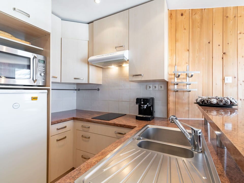 Cabinetry, Kitchen Sink, Property, Countertop, Sink, Kitchen Appliance, Kitchen Stove, Home Appliance, Wood, Kitchen