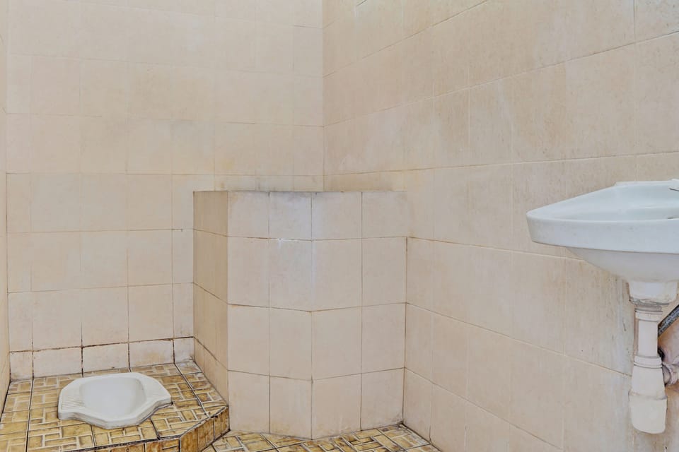 Basic Double Room | Bathroom | Shower, towels