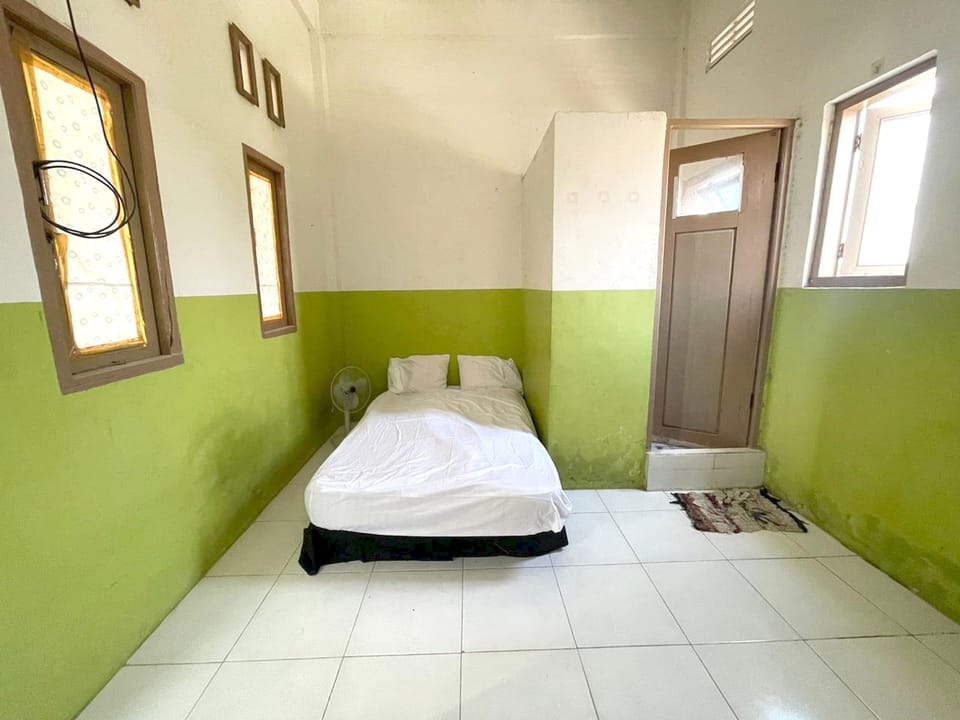 Basic Double Room | Desk, bed sheets