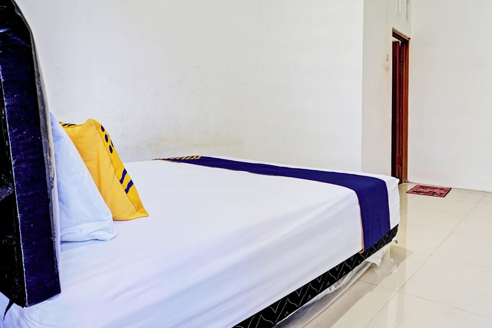 Basic Double Room | Desk, bed sheets