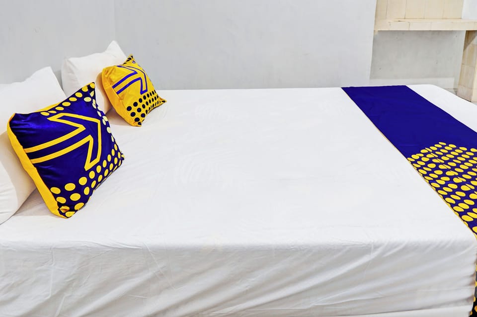 Basic Double Room | Desk, bed sheets