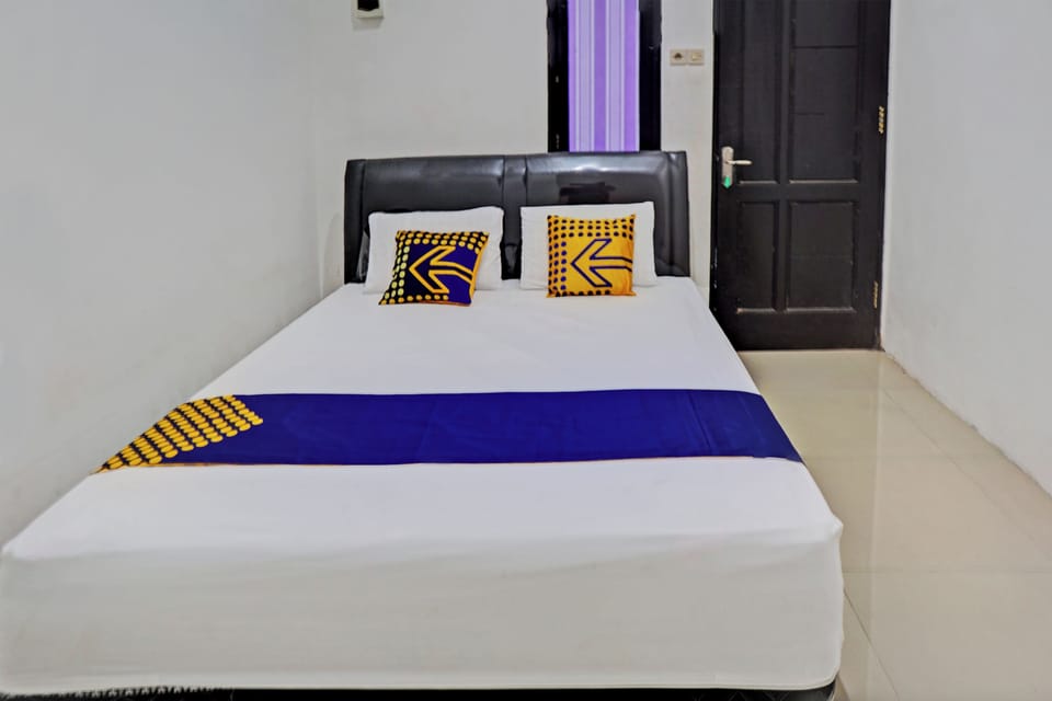 Basic Double Room | Desk, bed sheets