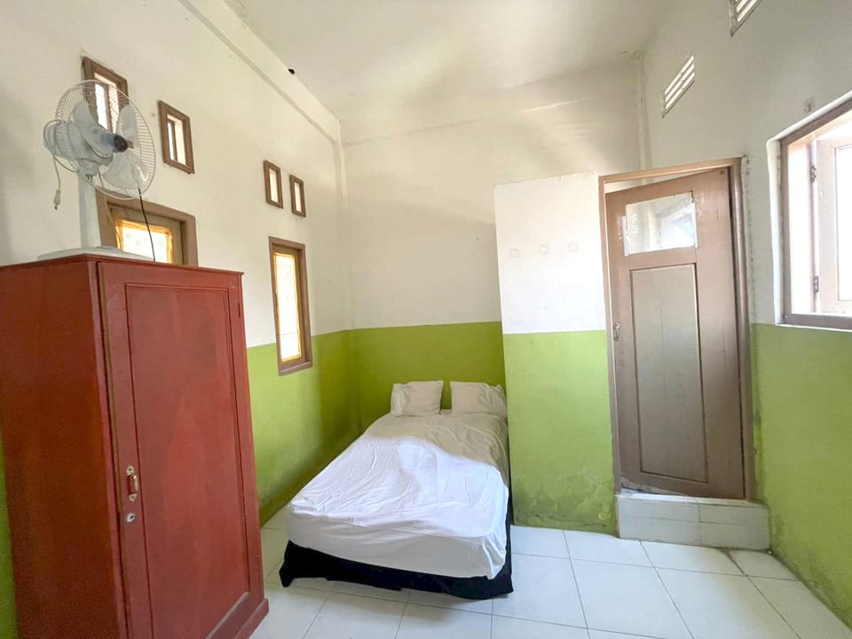 Basic Double Room | Desk, bed sheets