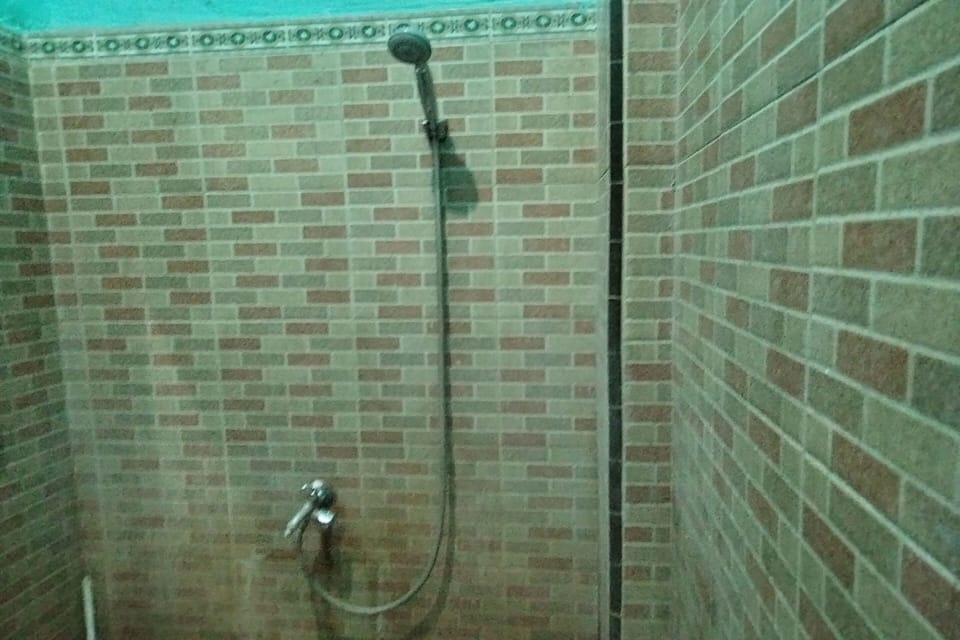 Standard Twin Room | Bathroom | Shower, towels