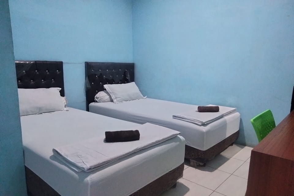 Standard Twin Room | Desk, laptop workspace, bed sheets