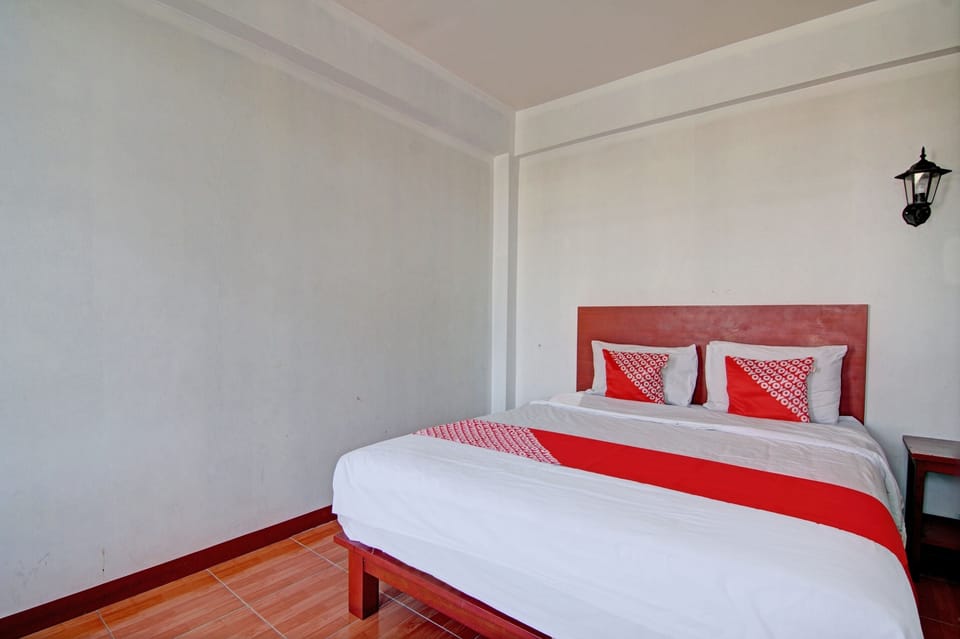 Deluxe Double Room | Laptop workspace, bed sheets